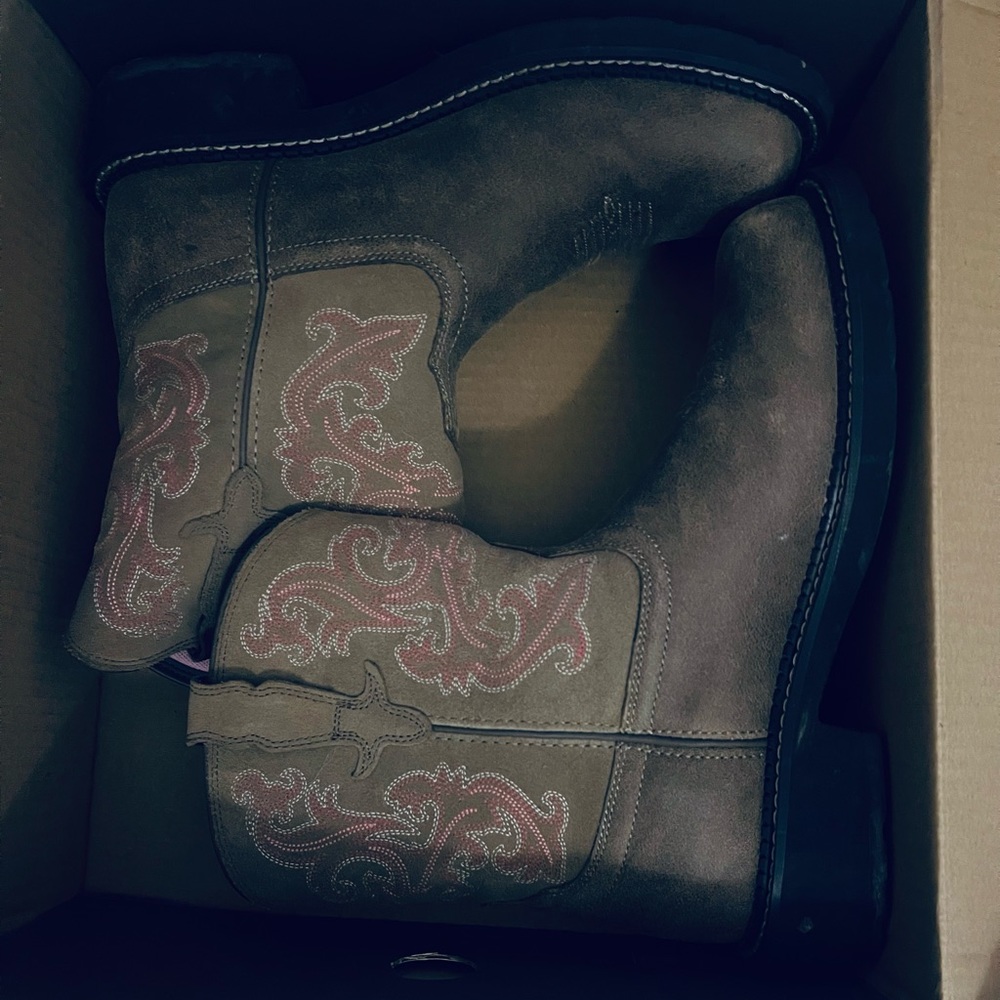 Women’s Ariats western style boot with pink inlay